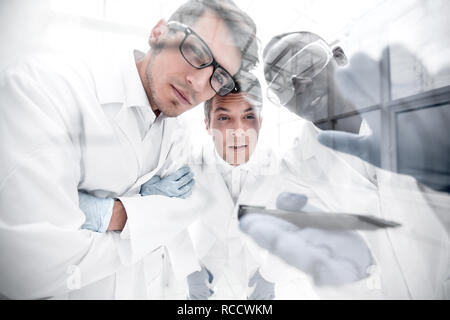 Close up.un gruppo di scienziati per discutere i risultati della experimen Foto Stock