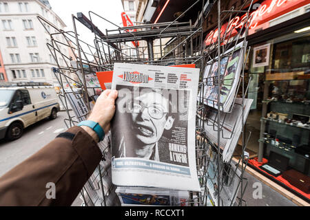 Parigi, Francia - Mar 15, 2018: uomo francese di acquisto giornale Liberazione con ritratto di Stephen Hawking l'inglese fisico teorico, cosmologist morto il 14 marzo 2018 Foto Stock