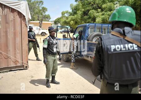 Unione africana poliziotti subiscono una dimostrazione per mostrare il modo corretto in cui fermarsi e cerca un veicolo in generale Kahiye Accademia di polizia a Mogadiscio, Somalia, il 16 giugno. L AFRICANO (14439371311). Foto Stock