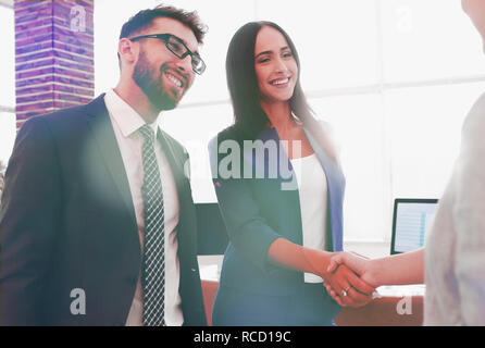 Due belle handshaking imprenditrici in office Foto Stock