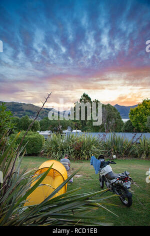 Akaroa, Canterbury, Nuova Zelanda - 5 Gennaio 2019: Rilassarsi e godersi il tramonto al Akaroa Top Ten Holiday Park Foto Stock