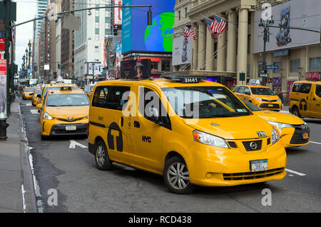 Una fila di giallo taxi fuori la stazione in Pennsylvania e di fronte all'Hotel Pennsylvania sulla Settima Avenue in New York City, NY, STATI UNITI D'AMERICA. Foto Stock