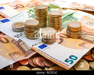 Immagine del denaro Euro in monete e le bollette close up Foto Stock