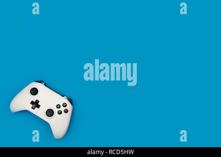 White game pad isolato su sfondo blu. Video il concetto di gioco. Foto Stock