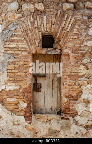 Molto piccola e antica porta o finestra impostato in un vecchio edificio francese Foto Stock