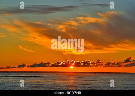 Alba sul grande lago Slave, fieno River, Northwest Territories, Canada Foto Stock