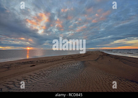 Riva del grande lago di slave con sandspit al crepuscolo, fieno River, Northwest Territories, Canada Foto Stock