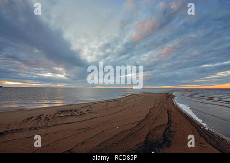 Riva del grande lago di slave con sandspit al crepuscolo, fieno River, Northwest Territories, Canada Foto Stock