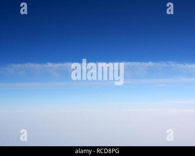 Aeromobili e contrails a 32000ft circa al di sopra di Baden-Baden, pic5. Foto Stock