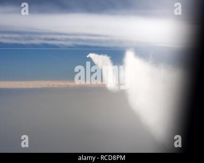 Aeromobili e contrails a 32000ft circa al di sopra di Baden-Baden, pic7. Foto Stock