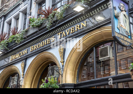 Deacon Brodies tavern pub sul Royal Mile nel centro di Edimburgo, Scozia, Gran Bretagna Foto Stock