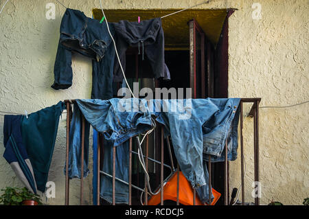 Abbigliamento Denim di essiccazione al sole sul balcone Foto Stock