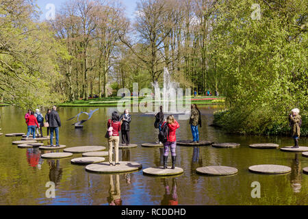 Lisse, Paesi Bassi - 18 Aprile 2016: le persone e il lago nel parco di fiori Keukenhof Foto Stock