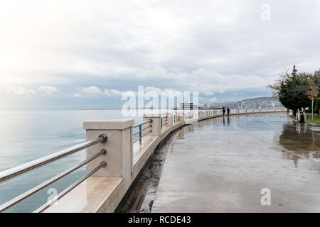 Baku in Azerbaijan - 2 Dicembre 2018: viale lungomare. Baku è la più grande città del Mar Caspio e del Caucaso Foto Stock