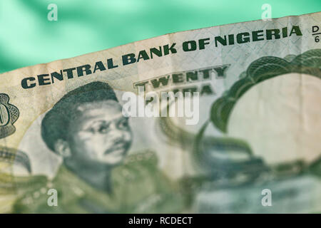 Una chiusura particolare di una ventina di naira banconote emesse dalla Banca centrale della Nigeria Foto Stock