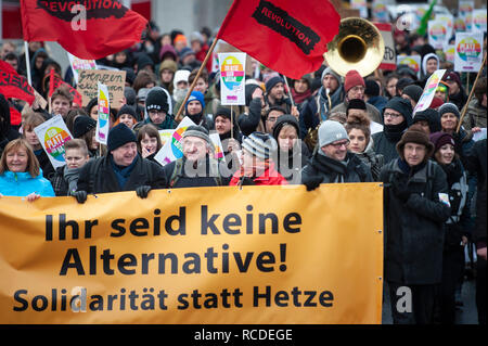 Riesa, Sassonia, Germania. Il 12 gennaio 2019. Appross. 1K dimostranti raccogliere e marzo in Sassonia città di Riesa per protestare contro la conferenza AfD Foto Stock