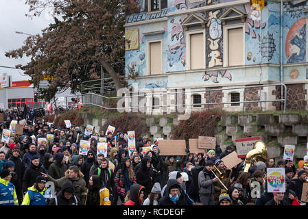 Riesa, Sassonia, Germania. Il 12 gennaio 2019. Appross. 1K dimostranti raccogliere e marzo in Sassonia città di Riesa per protestare contro la conferenza AfD Foto Stock