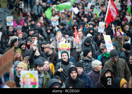 Riesa, Sassonia, Germania. Il 12 gennaio 2019. Appross. 1K dimostranti raccogliere e marzo in Sassonia città di Riesa per protestare contro la conferenza AfD Foto Stock