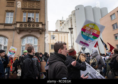 Riesa, Sassonia, Germania. Il 12 gennaio 2019. Appross. 1K dimostranti raccogliere e marzo in Sassonia città di Riesa per protestare contro la conferenza AfD Foto Stock