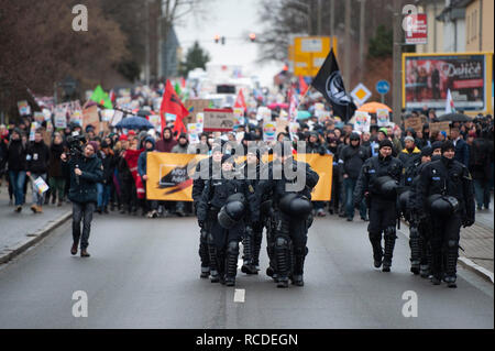 Riesa, Sassonia, Germania. Il 12 gennaio 2019. Appross. 1K dimostranti raccogliere e marzo in Sassonia città di Riesa per protestare contro la conferenza AfD Foto Stock