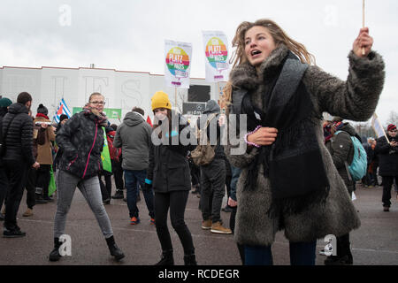 Riesa, Sassonia, Germania. Il 12 gennaio 2019. Appross. 1K dimostranti raccogliere e marzo in Sassonia città di Riesa per protestare contro la conferenza AfD Foto Stock