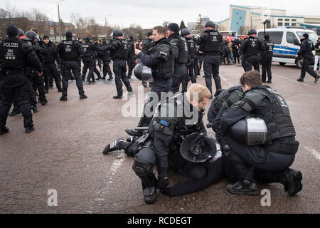 Riesa, Sassonia, Germania. Il 12 gennaio 2019. Appross. 1K dimostranti raccogliere e marzo in Sassonia città di Riesa per protestare contro la conferenza AfD Foto Stock