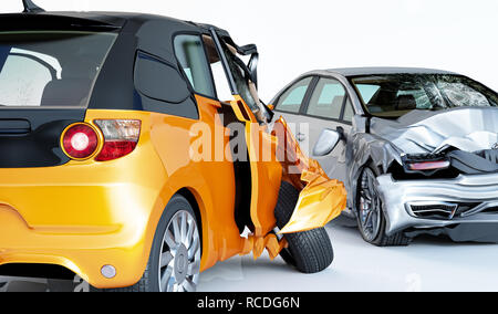 Due auto incidente. Si è schiantato vetture. Un giallo city car in primo piano rispetto a una berlina di argento. Grande danno. Isolato su sfondo bianco. Close up Foto Stock