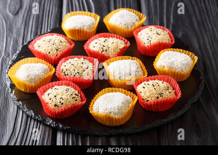 Giapponese mochi torta di riso. Farcite con i dolci di pasta di fagioli sulla scheda di ardesia. Posizione orizzontale Foto Stock