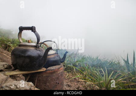 Il bollitore di acqua sulla vecchia stufa a campo sulla montagna con la  nebbia in inverno Foto stock - Alamy