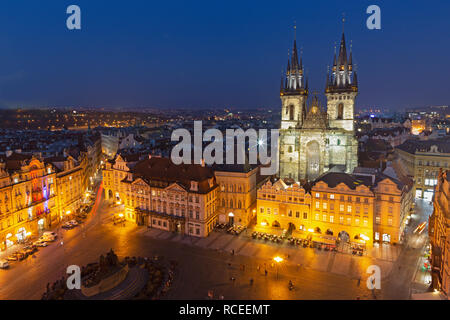 Praga - l'Orloj sul vecchio municipio, Staromestske square e di Nostra Signora di Týn chiesa al crepuscolo. Foto Stock