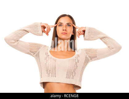 Una giovane donna bruna con un mal di testa tenendo la testa, isolati su sfondo bianco Foto Stock
