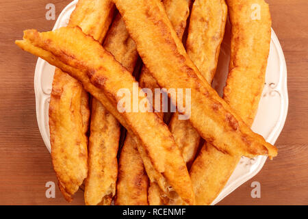 Un primo piano della tradizionale Spagnola porras, un tipico Madrid prima colazione della domenica, girato dalla parte superiore Foto Stock
