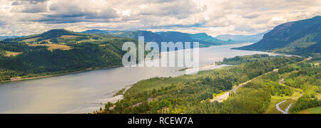 Si affacciano panoramica vista del Columbia River Gorge dalla Vista House, Oregon, USA Foto Stock