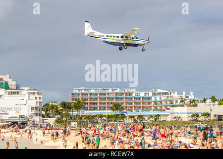 F-0SBH St Barth Commuter, Cessna Grand Caravan (C208B) battenti in basso sopra Moho bay in Princess Juliana airport in St martora. Foto Stock