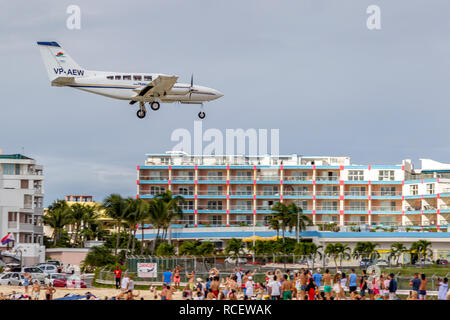 Trans Anguilla Airways, VP-AEW Britten-Norman BN-2B-21 Islander battenti in basso sopra Moho bay in Princess Juliana airport in St martora. Foto Stock