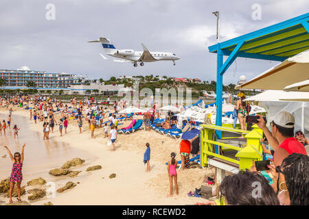 N836MF, Gulfstream G-IV, Jet privato battenti in basso sopra Moho bay in Princess Juliana airport in St martora. Foto Stock