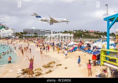 N836MF, Gulfstream G-IV, Jet privato battenti in basso sopra Moho bay in Princess Juliana airport in St martora. Foto Stock