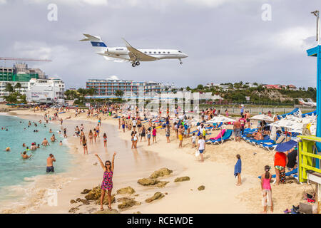 N836MF, Gulfstream G-IV, Jet privato battenti in basso sopra Moho bay in Princess Juliana airport in St martora. Foto Stock