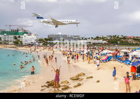 N836MF, Gulfstream G-IV, Jet privato battenti in basso sopra Moho bay in Princess Juliana airport in St martora. Foto Stock