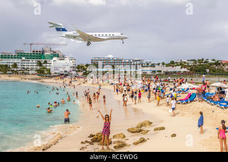 N836MF, Gulfstream G-IV, Jet privato battenti in basso sopra Moho bay in Princess Juliana airport in St martora. Foto Stock