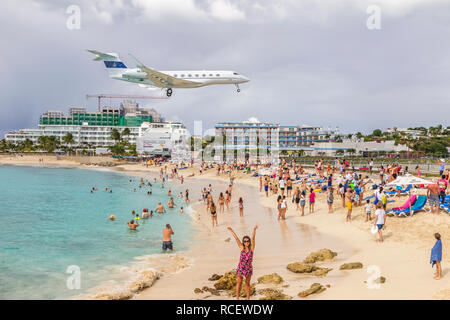 N836MF, Gulfstream G-IV, Jet privato battenti in basso sopra Moho bay in Princess Juliana airport in St martora. Foto Stock