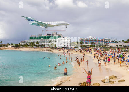 N836MF, Gulfstream G-IV, Jet privato battenti in basso sopra Moho bay in Princess Juliana airport in St martora. Foto Stock