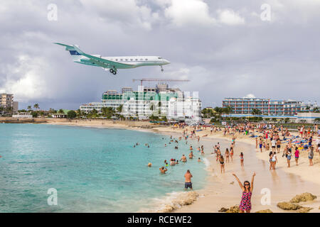 N836MF, Gulfstream G-IV, Jet privato battenti in basso sopra Moho bay in Princess Juliana airport in St martora. Foto Stock