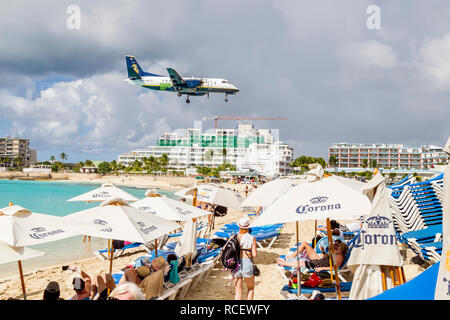 N283AE, Marittima Airlines, Saab 340B battenti in basso sopra Moho bay in Princes Juliana airport in St martora. Foto Stock