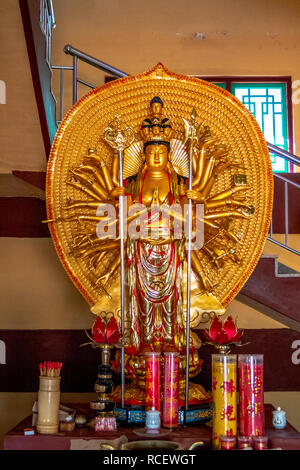 TUMEN, Cina - 31 dicembre 2018: Gli interni e gli scenari del tempio buddista di Hua Yan o Huayan nella città cinese di Tumen, provincia di Jilin, K Foto Stock