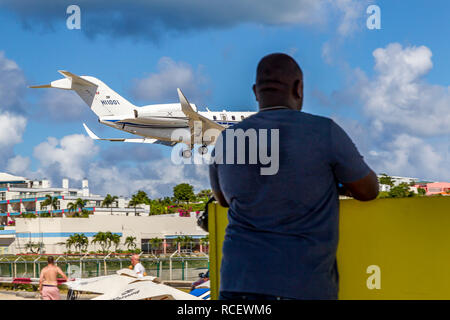 Cessna Citation X, HII00I, jet privato battenti in basso sopra Moho bay in Princess Juliana airport in St martora. Foto Stock