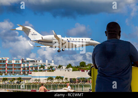 Cessna Citation X, HII00I, jet privato battenti in basso sopra Moho bay in Princess Juliana airport in St martora. Foto Stock