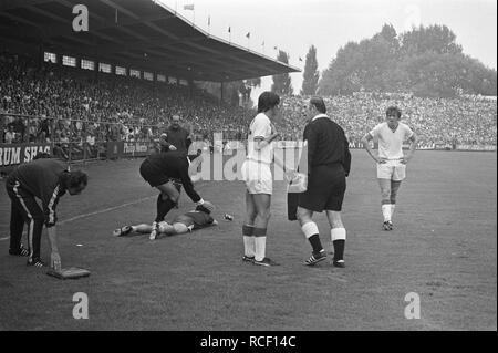 Ajax tegen FC Den Haag , scheidsrechter Dorpmans vermaant Cruijff, riserve ruim, Bestanddeelnr 924-8420. Foto Stock