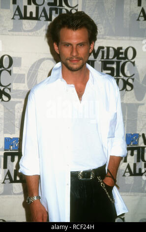 UNIVERSAL City, CA - 2 settembre: Attore Christian Slater assiste la decima edizione degli MTV Video Music Awards il 2 settembre 1993 a Anfiteatro universale in città universale, California. Foto di Barry re/Alamy Stock Photo Foto Stock