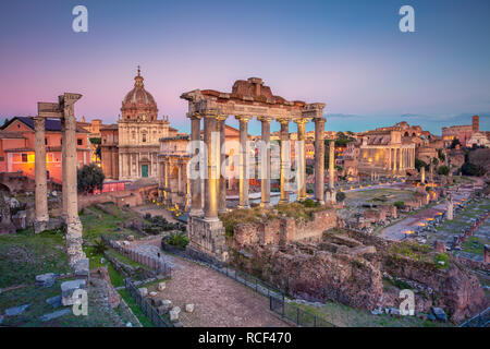 Foro Romano, Roma. Cityscape immagine del famoso e antico Foro Romano in Italia a Roma durante il tramonto Foto Stock